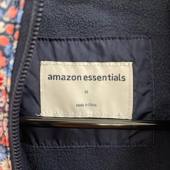Amazon Essentials navy floral puffer vest.  M - Picture 8 of 8